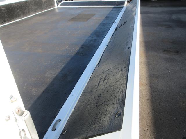 キャンター 　ワイド・ロング平ボディ　車両寸法：長６１８ｃｍ　幅２２２ｃｍ　高２２３ｃｍ　積載量２０００ｋｇ　　車両総重量４８５５ｋｇ　　荷台内寸：長４３３ｃｍ　幅２０８ｃｍ　地上高９２ｃｍ　レーンキープアシスト（21枚目）