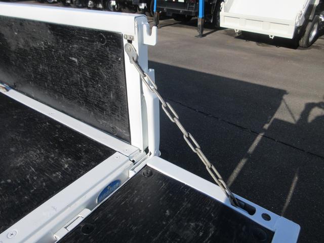 キャンター 　ワイド・ロング平ボディ　車両寸法：長６１８ｃｍ　幅２２２ｃｍ　高２２３ｃｍ　積載量２０００ｋｇ　　車両総重量４８５５ｋｇ　　荷台内寸：長４３３ｃｍ　幅２０８ｃｍ　地上高９２ｃｍ　レーンキープアシスト（22枚目）