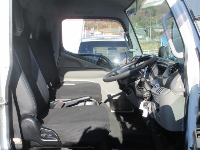 キャンター 　ワイド・ロング平ボディ　車両寸法：長６１８ｃｍ　幅２２２ｃｍ　高２２３ｃｍ　積載量２０００ｋｇ　　車両総重量４８５５ｋｇ　　荷台内寸：長４３３ｃｍ　幅２０８ｃｍ　地上高９２ｃｍ　レーンキープアシスト（28枚目）