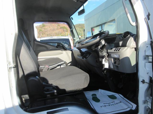 キャンター 　ワイド・ロング平ボディ　車両寸法：長６１８ｃｍ　幅２２２ｃｍ　高２２３ｃｍ　積載量２０００ｋｇ　　車両総重量４８５５ｋｇ　　荷台内寸：長４３３ｃｍ　幅２０８ｃｍ　地上高９２ｃｍ　レーンキープアシスト（29枚目）