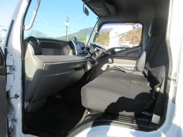 キャンター 　ワイド・ロング平ボディ　車両寸法：長６１８ｃｍ　幅２２２ｃｍ　高２２３ｃｍ　積載量２０００ｋｇ　　車両総重量４８５５ｋｇ　　荷台内寸：長４３３ｃｍ　幅２０８ｃｍ　地上高９２ｃｍ　レーンキープアシスト（33枚目）