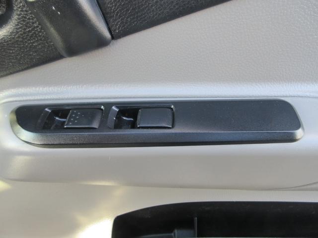 キャンター 　ワイド・ロング平ボディ　車両寸法：長６１８ｃｍ　幅２２２ｃｍ　高２２３ｃｍ　積載量２０００ｋｇ　　車両総重量４８５５ｋｇ　　荷台内寸：長４３３ｃｍ　幅２０８ｃｍ　地上高９２ｃｍ　レーンキープアシスト（43枚目）