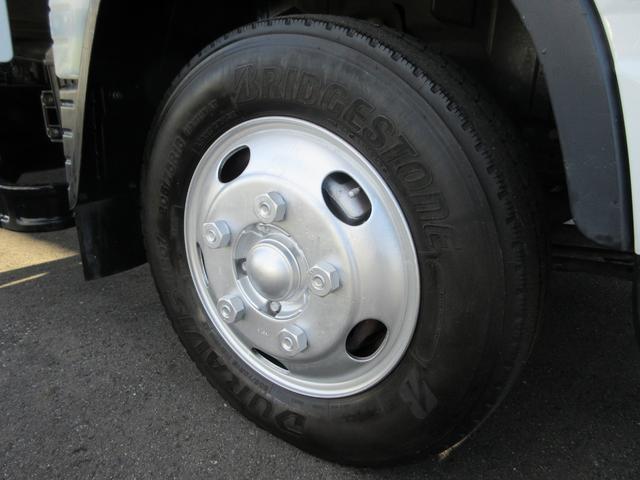 キャンター 　ワイド・ロング平ボディ　車両寸法：長６１８ｃｍ　幅２２２ｃｍ　高２２３ｃｍ　積載量２０００ｋｇ　　車両総重量４８５５ｋｇ　　荷台内寸：長４３３ｃｍ　幅２０８ｃｍ　地上高９２ｃｍ　レーンキープアシスト（44枚目）