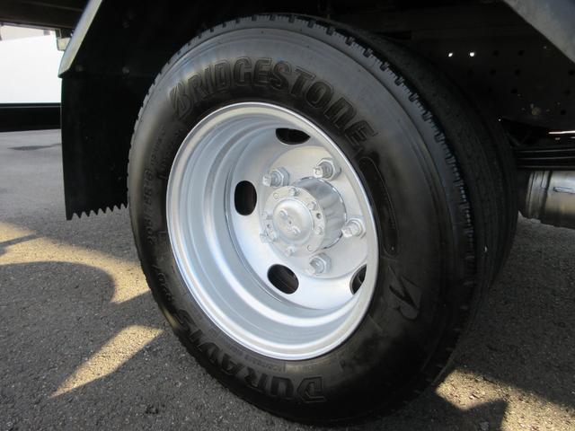 キャンター 　ワイド・ロング平ボディ　車両寸法：長６１８ｃｍ　幅２２２ｃｍ　高２２３ｃｍ　積載量２０００ｋｇ　　車両総重量４８５５ｋｇ　　荷台内寸：長４３３ｃｍ　幅２０８ｃｍ　地上高９２ｃｍ　レーンキープアシスト（45枚目）