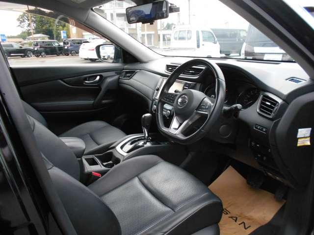 エクストレイル ２．０　２０Ｘｉ　　純正９インチブルーレイ対応メモリーナビ　アイドリングストップ車　ＬＥＤヘットライト　Ｒカメラ　盗難防止装置　インテリキー　レーンキープアシスト　ＥＴＣ　キーフリー　ＴＶナビ　オートエアコン　アルミホイール　メモリーナビ　ＡＢＳ　サイドカメラ（11枚目）