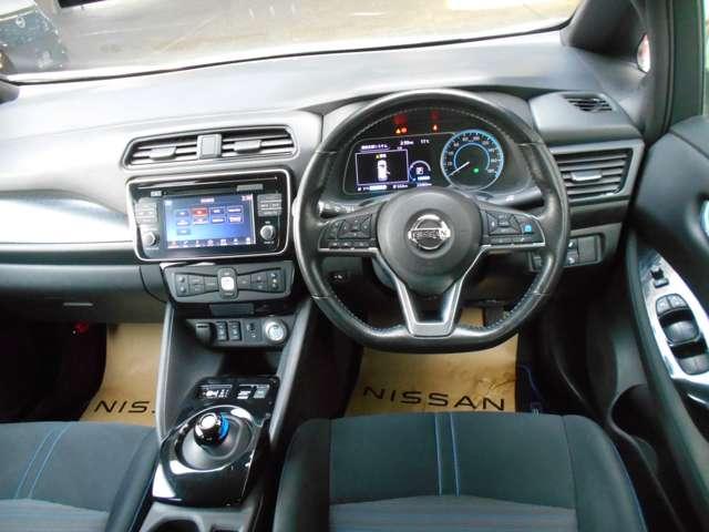 リーフ Ｘ　プロパイロット　ＬＥＤライト　レーンアシスト　ＬＥＤ　Ｂカメラ　イモビライザー　メモリーナビ　パワーウィンドウ　オートエアコン　Ｗエアバッグ　サイドエアバッグ　エアバッグ　ワンオーナー　ナビＴＶ　キーフリー　ＡＢＳ　ワンセグＴＶ（9枚目）