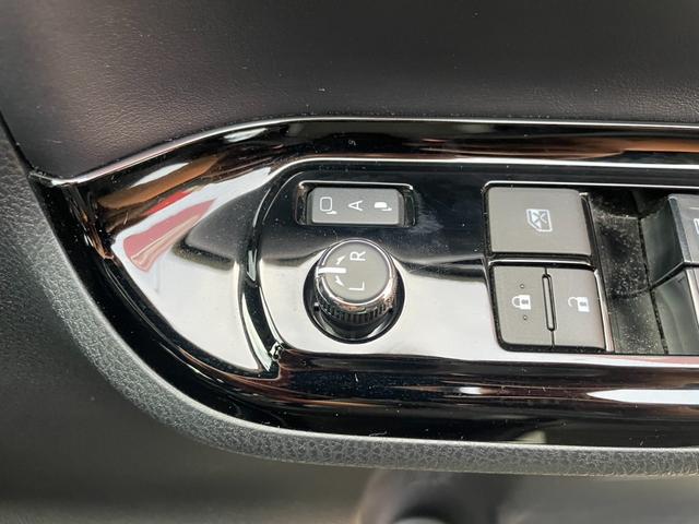 ノア ハイブリッドＳｉ　ダブルバイビーＩＩ　１０型純正ナビ　Ｂカメラ　両側Ｐスライド　衝突軽減Ｂ　シートヒーター　ＥＴＣ２．０　ロールシェード　シートバックテーブル　ワンオーナー　Ａハイビーム（17枚目）