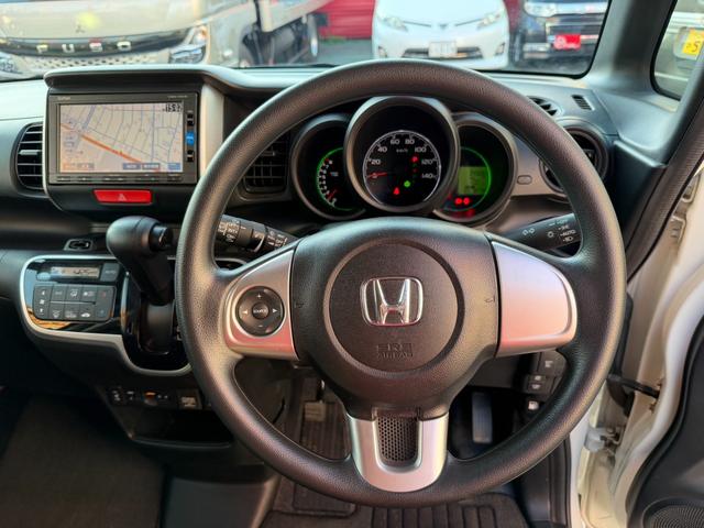 Ｎ－ＢＯＸ Ｇ　ＳＳパッケージ　ＥＴＣ　バックカメラ　両側電動スライドドア　ナビ　ＴＶ　ＨＩＤ　スマートキー　電動格納ミラー　シートヒーター　ベンチシート　ＣＶＴ　盗難防止システム　ＡＢＳ　ＥＳＣ　ＣＤ　ＵＳＢ（3枚目）