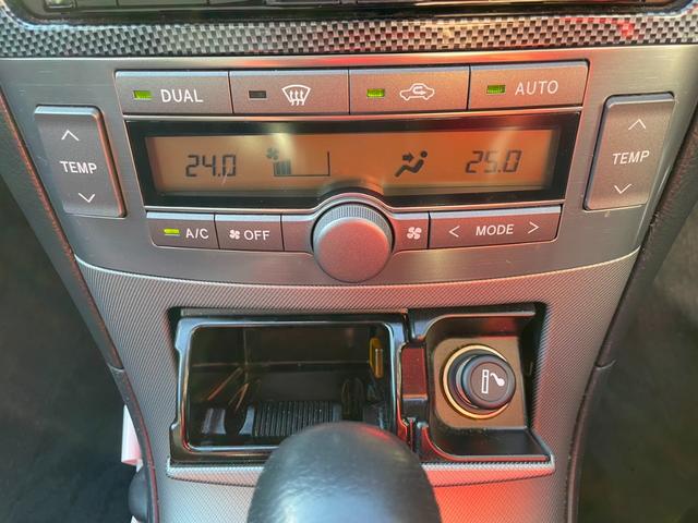 設定温度に自動調整デュアルオートエアコン！車内空調も快適です！