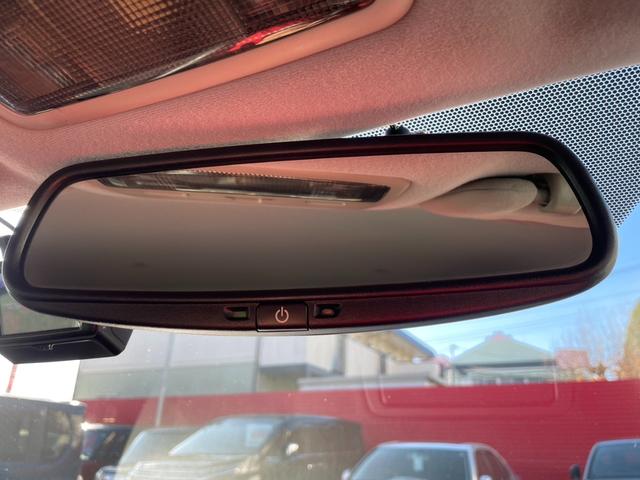 後方からの眩しさを軽減する自動防眩ミラー装備！