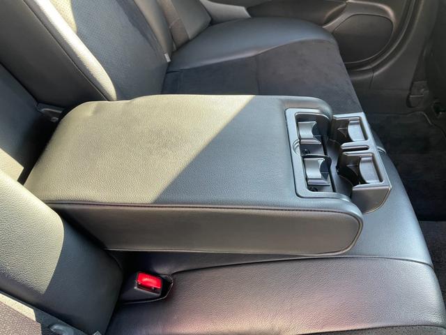 リアシートにもドリンクホルダー機能付きアームレスト装備！