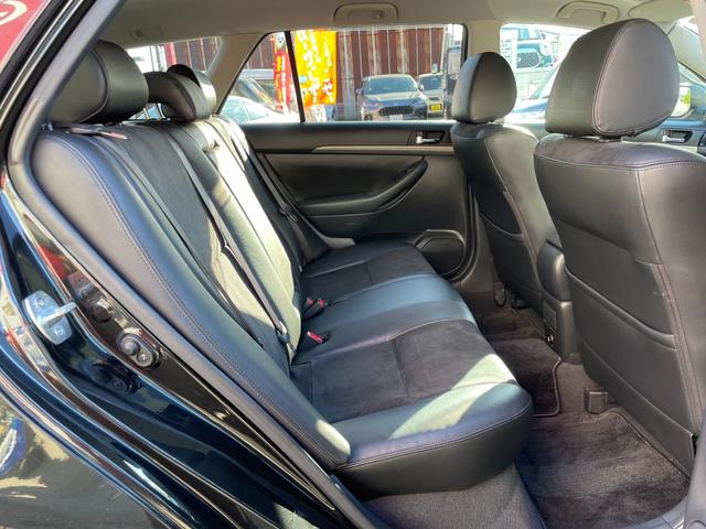 頭上と足元にゆとりがある後席スペース！ご家族やご友人の方との楽しいひと時を是非！