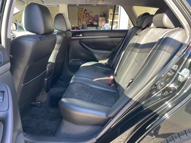 頭上と足元にゆとりがある後席スペース！ご家族やご友人の方との楽しいひと時を是非！