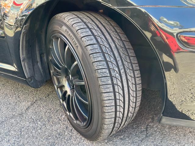 スタイリッシュな見た目をより引き立てるアドバンレーシング１７インチアルミタイヤも装備しています！