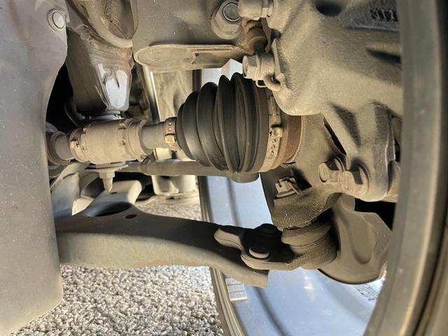 ご納車前に、自社工場で点検整備を行います♪車検の残っているお車は１２ヵ月点検の内容に沿って点検をいたします。