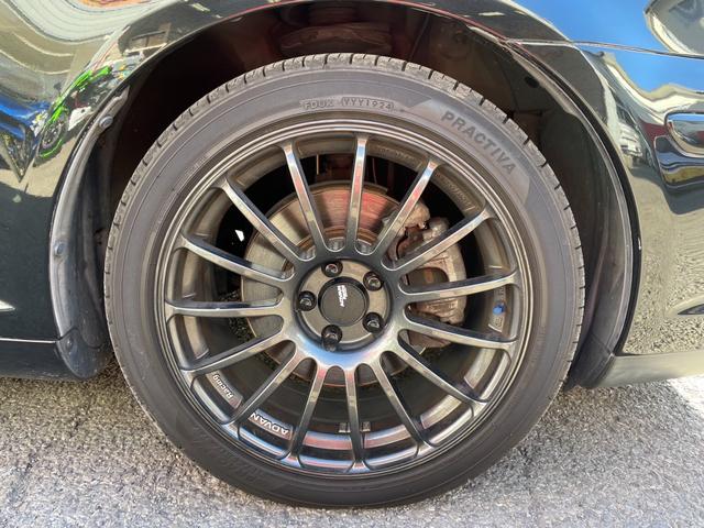 スタイリッシュな見た目をより引き立てるアドバンレーシング１７インチアルミタイヤも装備しています！