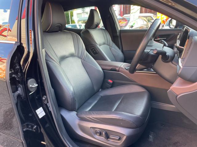 クラウンクロスオーバー Ｇアドバンスド・レザーパッケージ　衝突軽減Ｂ　パノラミックビューＭ　３眼ＬＥＤ　ＢＳＭ　ＨＵＤ　レーダークルーズ　デジタルインナーミラー　暖冷パワーシート　Ｐバックドア　ドラレコ　ＡＣ１００Ｖ　ワイヤレス充電　フルセグ　ＥＴＣ２．０（52枚目）