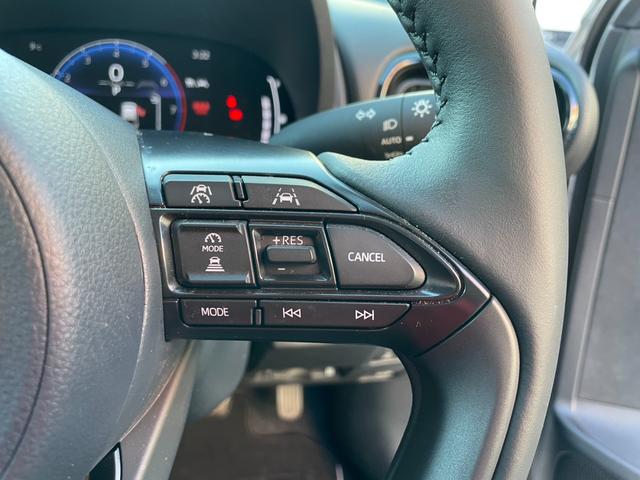 ヤリスクロス ワンオーナー パノラミックビューモニター アドバンストパーク BSM レーダークルーズ シートヒーター ステアヒーター AC100V ETC2.0 前後ドラレコ アームレスト ハーフレザー 純18AW(7枚目)