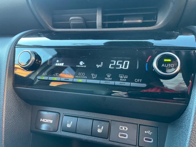 ヤリスクロス ワンオーナー パノラミックビューモニター アドバンストパーク BSM レーダークルーズ シートヒーター ステアヒーター AC100V ETC2.0 前後ドラレコ アームレスト ハーフレザー 純18AW(13枚目)