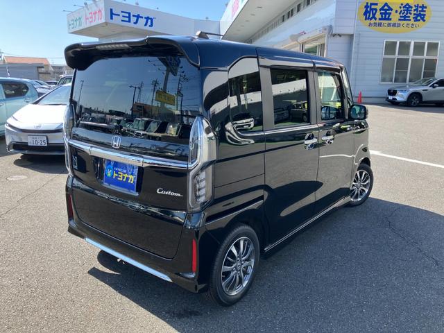Ｎ－ＢＯＸカスタム Ｌ　９型フルセグナビ　バックカメラ　ＥＴＣ　ＬＥＤヘッド　ＡＣＣ　シートヒーター　レーンキープ　オートハイビーム　Ｂｌｕｅｔｏｏｔｈ　新品フロアマット　純正アルミ　プッシュスタート　ＣＴＢＡ　雹被害あり（5枚目）