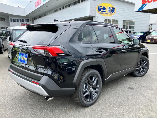 RAV4 ハイブリッドアドベンチャー 4WD 登録済み未使用車 新車保証継承付 10.5型ナビフルセグTV パノラミックビューモニター ムーンルーフ パワーバックドア デジタルインナーミラー AC100V BSM ACC(4枚目)