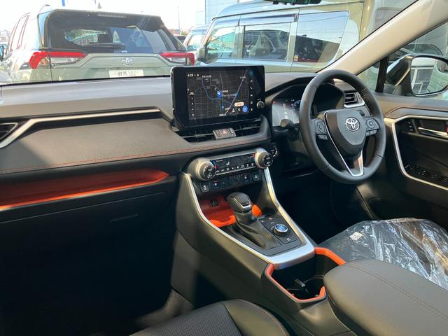 RAV4 ハイブリッドアドベンチャー 4WD 登録済み未使用車 新車保証継承付 10.5型ナビフルセグTV パノラミックビューモニター ムーンルーフ パワーバックドア デジタルインナーミラー AC100V BSM ACC(6枚目)