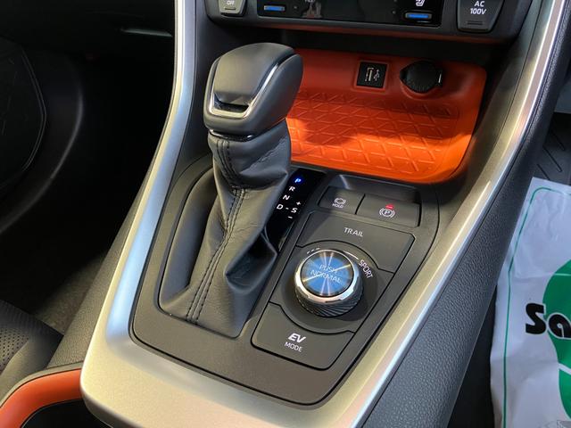 RAV4 ハイブリッドアドベンチャー 4WD 登録済み未使用車 新車保証継承付 10.5型ナビフルセグTV パノラミックビューモニター ムーンルーフ パワーバックドア デジタルインナーミラー AC100V BSM ACC(13枚目)