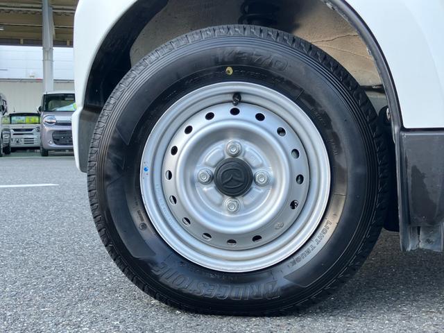 スクラムトラック ＫＣスペシャル　走行１１，４２８キロ　車検整備付　パートタイム４ＷＤ　５速マニュアル　エアコン　パワステ　荷台マット　アッパーメンバーガード　リヤゲートチェーン　マット　バイザー　ラジオ（15枚目）