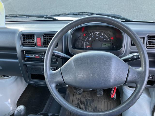 スクラムトラック ＫＣスペシャル　走行１１，４２８キロ　車検整備付　パートタイム４ＷＤ　５速マニュアル　エアコン　パワステ　荷台マット　アッパーメンバーガード　リヤゲートチェーン　マット　バイザー　ラジオ（22枚目）