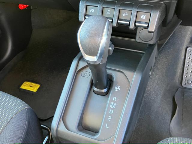 ジムニー ＸＣ　純正８インチナビ　フルセグＴＶ　バックカメラ　ＬＥＤライト　シートヒーター　クルコン　ＥＴＣ　マットバイザー　純正アルミ１６インチ　ワンオーナー　新車保障継承付　ＤＳＢＳ　キーフリー　走行１６００ＫＭ（11枚目）