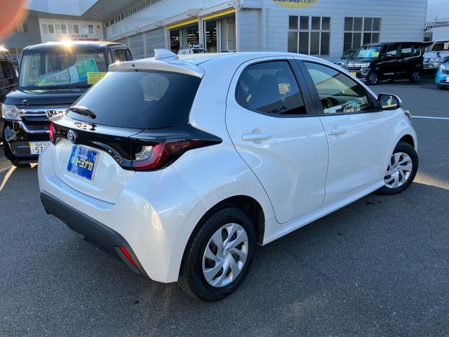 ヤリス Ｘ　純正ナビ　バックカメラ　ＥＴＣ　キーフリー　被害軽減ブレーキ　セーフティセンス　オートハイビーム　フロアマット　車検整備付　オプション色パール（4枚目）