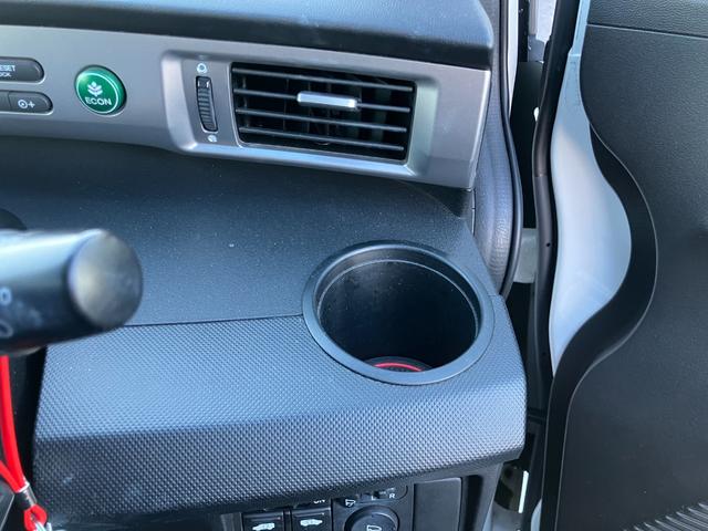 フリード G プレミアムエディション 雹凹みあり 6人乗り 純正9インチナビ フルセグTV バックカメラ フリップダウンリアモニター ETC ドラレコ 両側電動スライドドア HID キーフリー クルーズコントロール 車検R9年4月(28枚目)