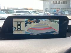 車両の前後左右に備えた計４つのカメラの映像をセンターディスプレイに表示。対象車両や物を検知して知らせる警報音とともに、低速走行時に目では直接確認しづらいエリアの安全確認をサポートします。 3