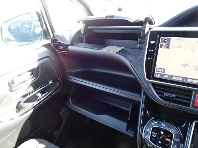 �㉺�Q�i�ɕ����ꂽ�O���[�u�{�b�N�X�͂ƂĂ��g�����肪�ǂ��֗��ł���