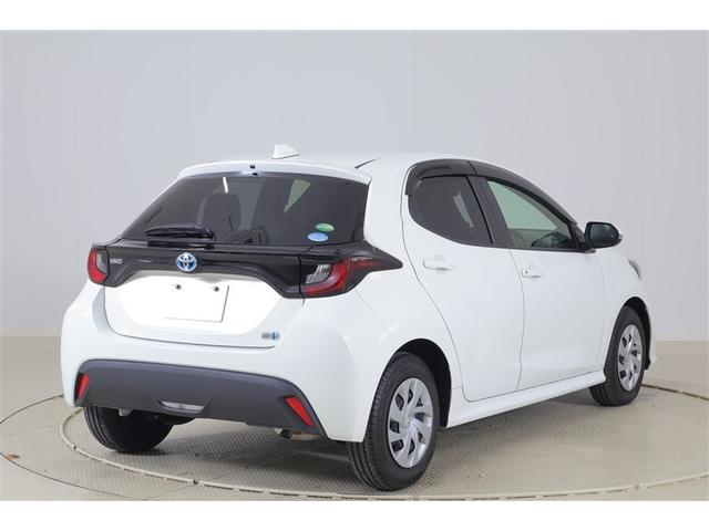 ヤリス ハイブリッドX 横滑防止装置 ETC車載器 キーレスキー パワーウィンドウ エアコン クルコン ナビ エアバッグ Wエアバック ABS メモリナビ ミュージックプレイヤー接続可 パワーステアリング カーテンエアバック(3枚目)