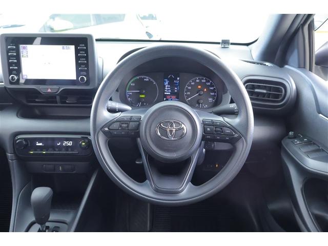 ヤリス ハイブリッドX 横滑防止装置 ETC車載器 キーレスキー パワーウィンドウ エアコン クルコン ナビ エアバッグ Wエアバック ABS メモリナビ ミュージックプレイヤー接続可 パワーステアリング カーテンエアバック(10枚目)