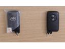 鍵はスマートキータイプです♪ キーをポケットやバックに入れたままで、ドアロックの施錠・解除が出来て、プッシュスタートでエンジン始動も出来ます♪