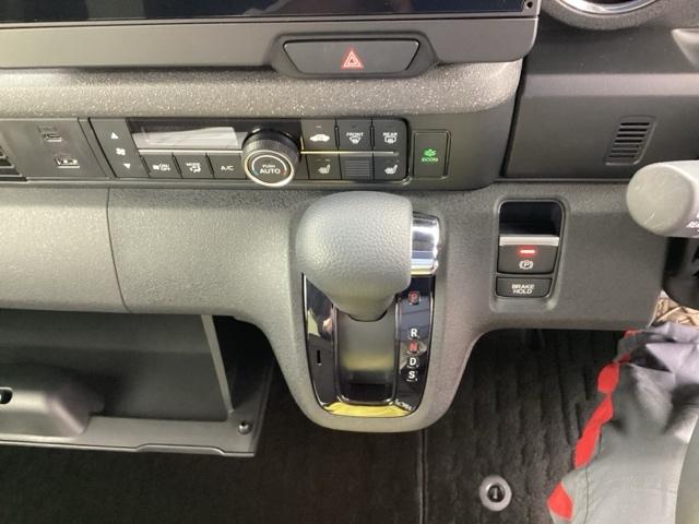 N-BOXカスタム コーディネートスタイル オートクルーズ レザーシート 禁煙 ワンオーナー W電動ドア シートヒータ LED ESC リアカメラ ETC 整備記録簿 ソナー ベンチシート DVD アイドリングストップ(11枚目)