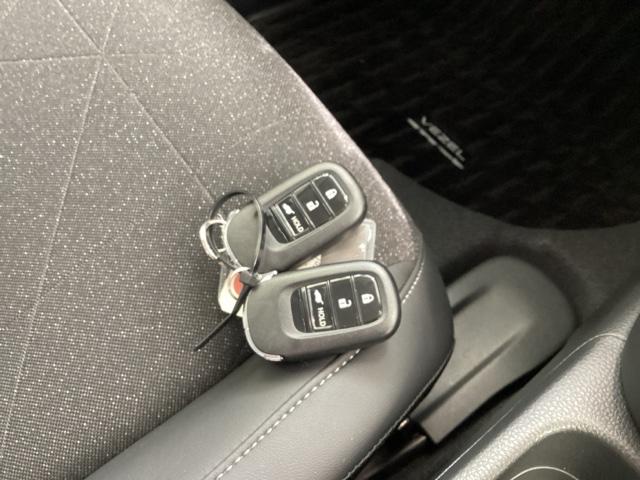 ヴェゼル e:HEVZ 衝突回避支援ブレーキ機能 スマキ Pトランク フルオートエアコン Dレコ エアバッグ 両席エアバック Rカメ 記録簿付 パワーウィンドウ LEDランプ ソナー クルーズC ナビ&TV(32枚目)