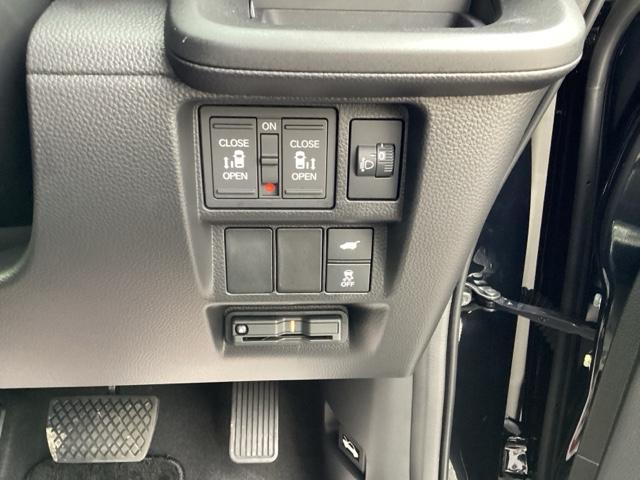 ステップワゴン スパーダ　キーレスエントリー　ＷＡＣ　両側Ｐスライドドア　リアカメラ　ターボ車　フルセグテレビ　パワーステアリング　オートエアコン　ＥＴＣ車載器　サイドカーテンエアバック　Ａクルーズ　記録簿　ＤＶＤ（30枚目）