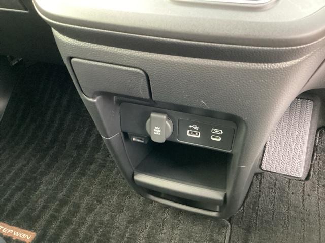 ステップワゴン スパーダ　キーレスエントリー　ＷＡＣ　両側Ｐスライドドア　リアカメラ　ターボ車　フルセグテレビ　パワーステアリング　オートエアコン　ＥＴＣ車載器　サイドカーテンエアバック　Ａクルーズ　記録簿　ＤＶＤ（31枚目）