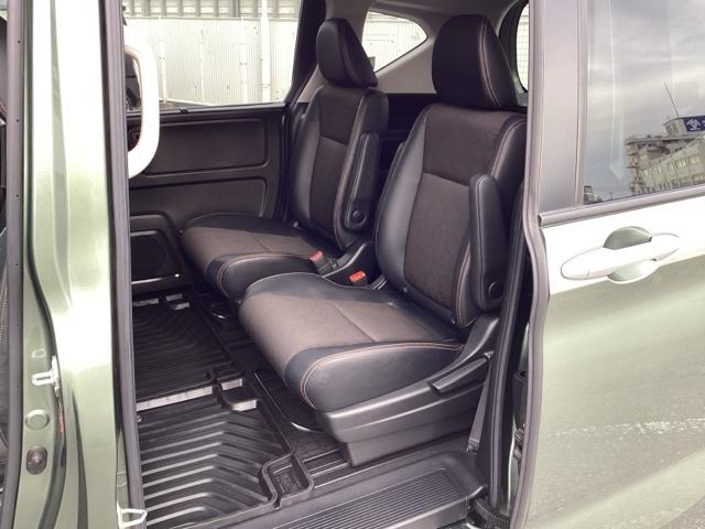 フリード クロスター・ホンダセンシング　両ＰＳＤ　地デジ　エアバック　Ｉストップ　ＶＳＡ　リヤカメラ　３列シート　整備記録簿　ＤＶＤ再生　ウォークスルー　イモビライザー　キーフリー　パワステ　クルコン　ＡＡＣ（14枚目）