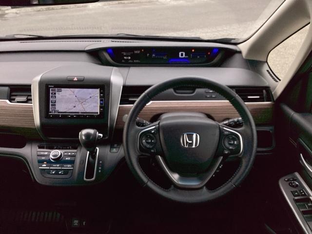 フリード クロスター・ホンダセンシング　両ＰＳＤ　地デジ　エアバック　Ｉストップ　ＶＳＡ　リヤカメラ　３列シート　整備記録簿　ＤＶＤ再生　ウォークスルー　イモビライザー　キーフリー　パワステ　クルコン　ＡＡＣ（15枚目）