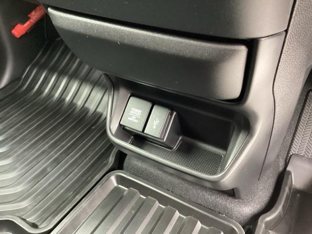 フリード クロスター・ホンダセンシング　両ＰＳＤ　地デジ　エアバック　Ｉストップ　ＶＳＡ　リヤカメラ　３列シート　整備記録簿　ＤＶＤ再生　ウォークスルー　イモビライザー　キーフリー　パワステ　クルコン　ＡＡＣ（31枚目）