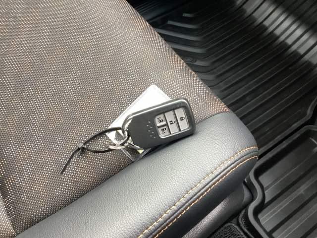 フリード クロスター・ホンダセンシング　両ＰＳＤ　地デジ　エアバック　Ｉストップ　ＶＳＡ　リヤカメラ　３列シート　整備記録簿　ＤＶＤ再生　ウォークスルー　イモビライザー　キーフリー　パワステ　クルコン　ＡＡＣ（32枚目）