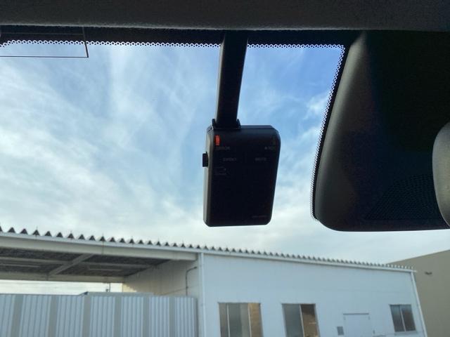 フィット ホーム 記録簿 衝突軽減 リアカメラ ソナー AAC 横滑り防止機能 サイドエアバック シートヒーター オートライト LEDライト クルーズコントロール パワーウィンドウ スマキー DVD ドラレコ(30枚目)