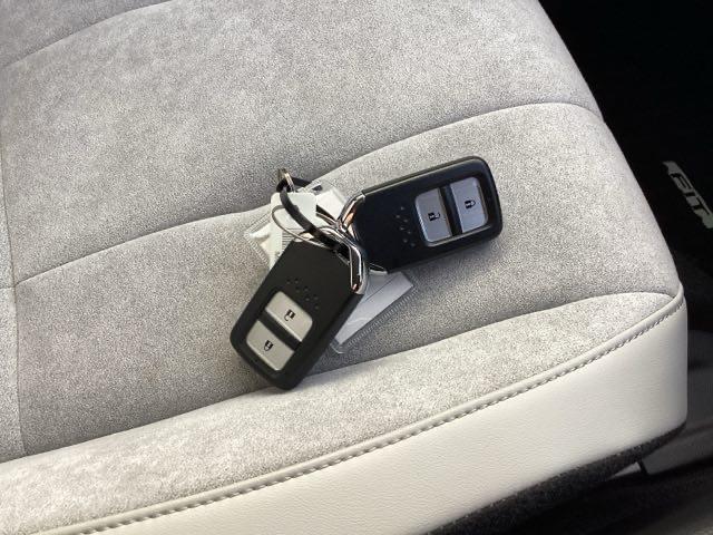 フィット ホーム 記録簿 衝突軽減 リアカメラ ソナー AAC 横滑り防止機能 サイドエアバック シートヒーター オートライト LEDライト クルーズコントロール パワーウィンドウ スマキー DVD ドラレコ(34枚目)