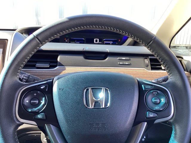 ステアリングにはオーディオ操作、クルーズコントロール操作、ディスプレイ操作など便利な機能を集中装備。