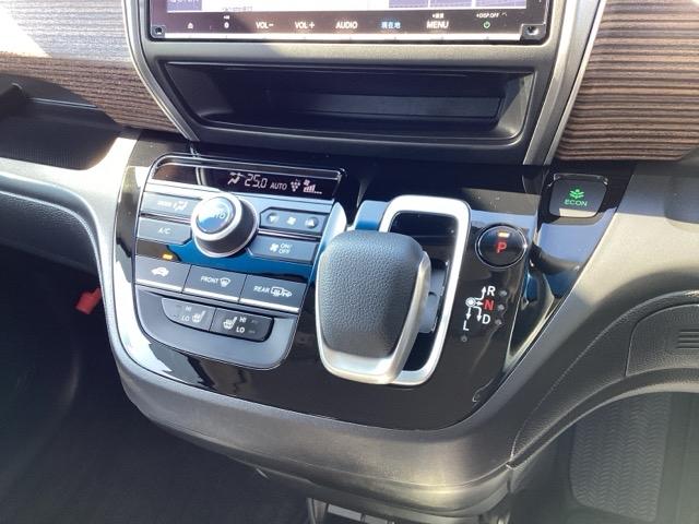 軽快な操作感が気持ちいいハイブリッド専用セレクトレバー