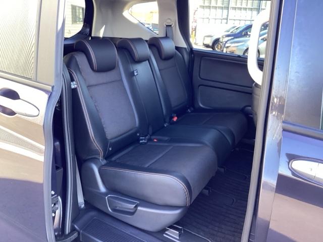 見た目以上にゆとりのある足元・膝まわりと上質なシート素材で快適な座り心地です。